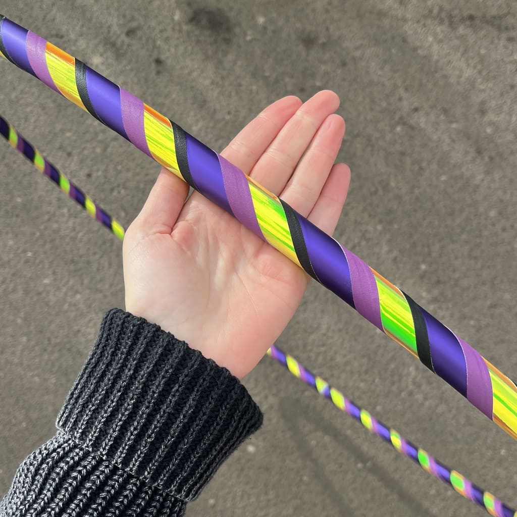 Hula Hoop in Lila und Gelb nah